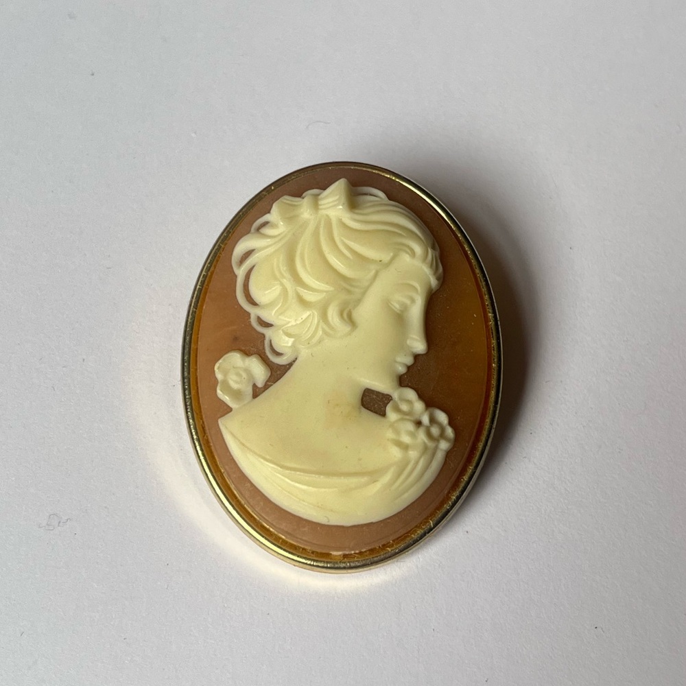 Coquette style brooch